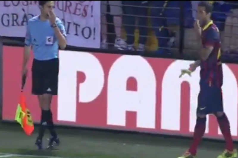 Dani Alves zjadł banana, którym w niego rzucono.