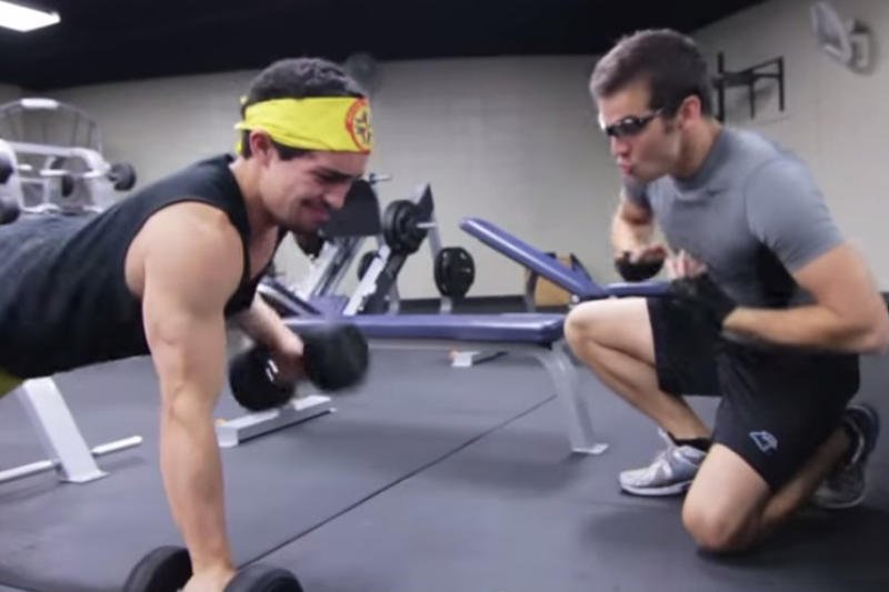 Nie bądź tym frajerem, czyli 9 rzeczy, których nie należy robić na siłowni