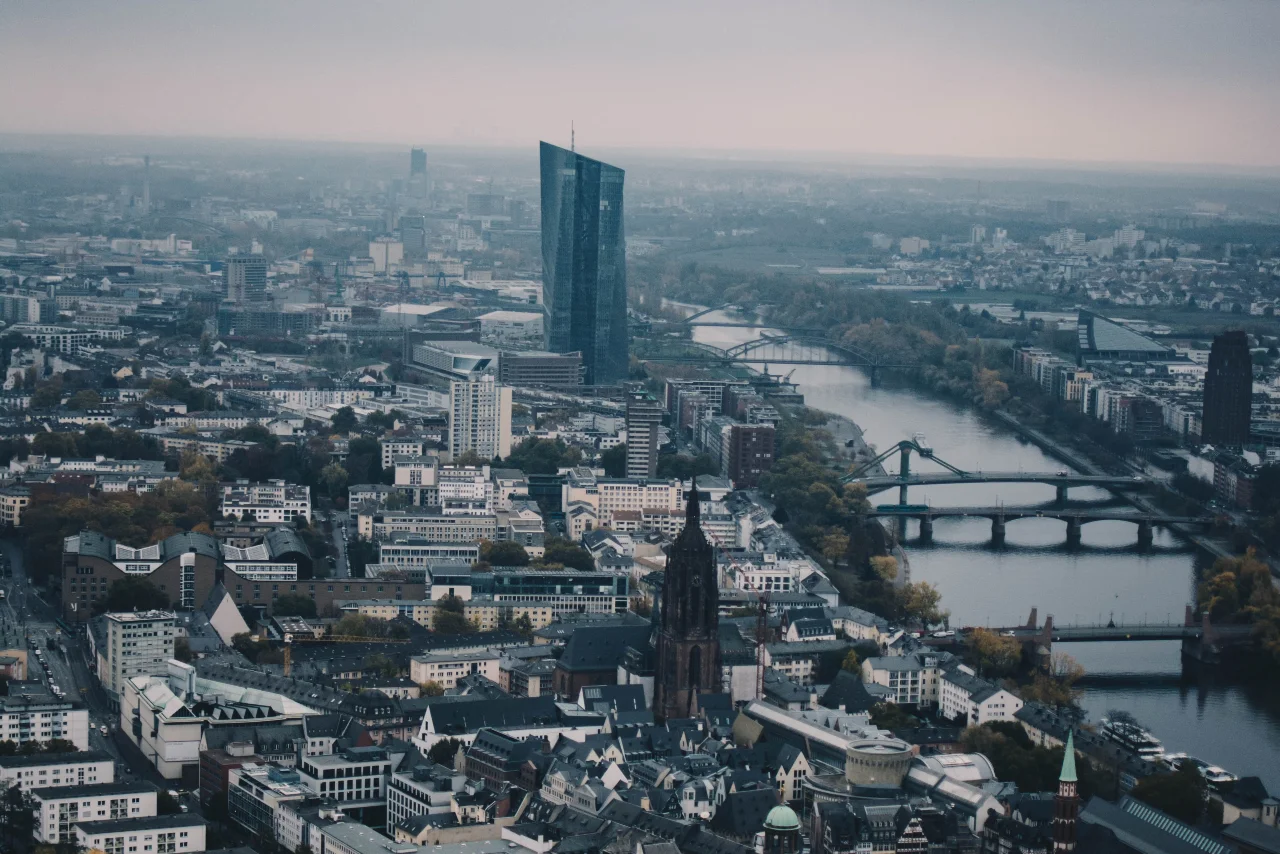Panorama Frankfurtu nad Menem, gdzie we wtorek zaatakował nożownik.