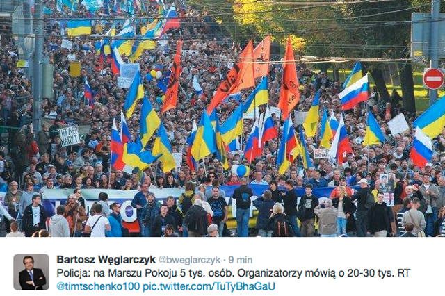 Uczestnicy moskiewskiego marszu niosą m.in. flagi Ukrainy i Rosji
