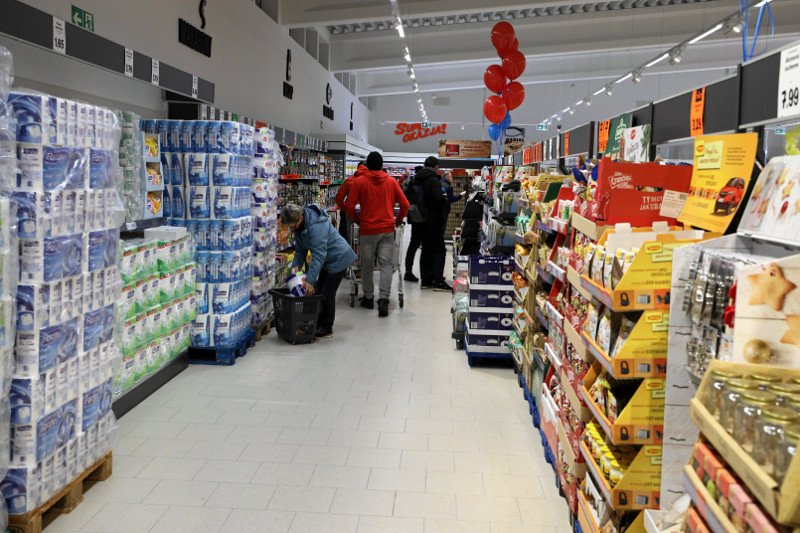 Z powodu kornawirusa niektórzy Polacy robią zakupy na zapas. Co kupować na wypadek epidemii? (zdjęcie ilustracyjne).