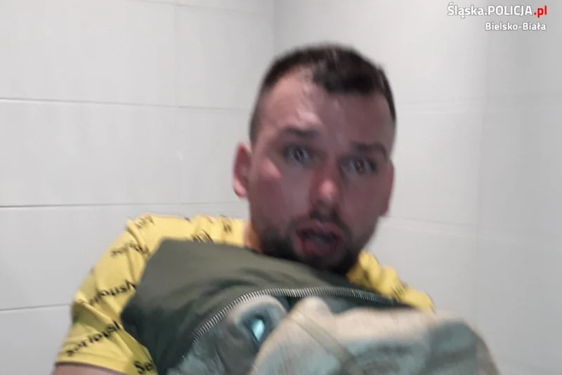 Policja poszukuje mężczyzny, który próbował nagrać nagą kobietę.