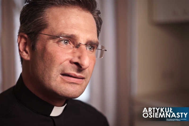 Polski ksiądz Krzysztof Charamsa przyznał się do tego, że jest gejem.