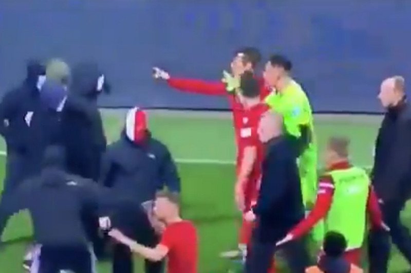 Rafał Gikiewicz przegonił z boiska pseudokibiców swojej drużyny.