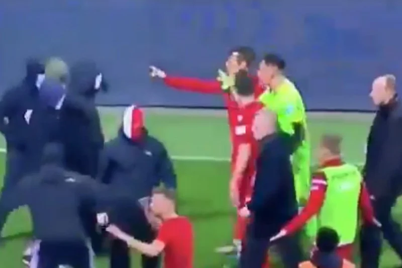 Rafał Gikiewicz przegonił z boiska pseudokibiców swojej drużyny.