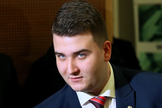 Bartłomiej Misiewicz nie daje o sobie zapomnieć. Tym razem próbuje bronić swojego medalu. Wybitego oczywiście w nagrodę za jego "wybitne" zasługi dla polskiej armii.