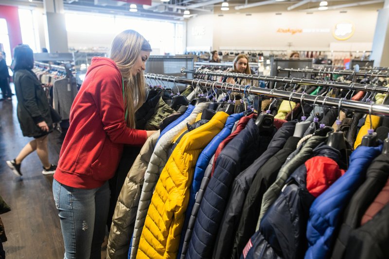 8, 10, 36, 38, 40, 44, M – tyle różnych rozmiarów, a wszystkie określają tę samą kurtkę. Dobieranie ubrań w sieci to nie lata wyzwanie.