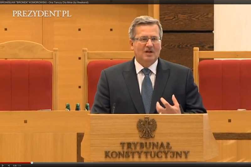 Bronisław Komorowski śpiewający "Ona tańczy dla mnie" jest hitem internetu.