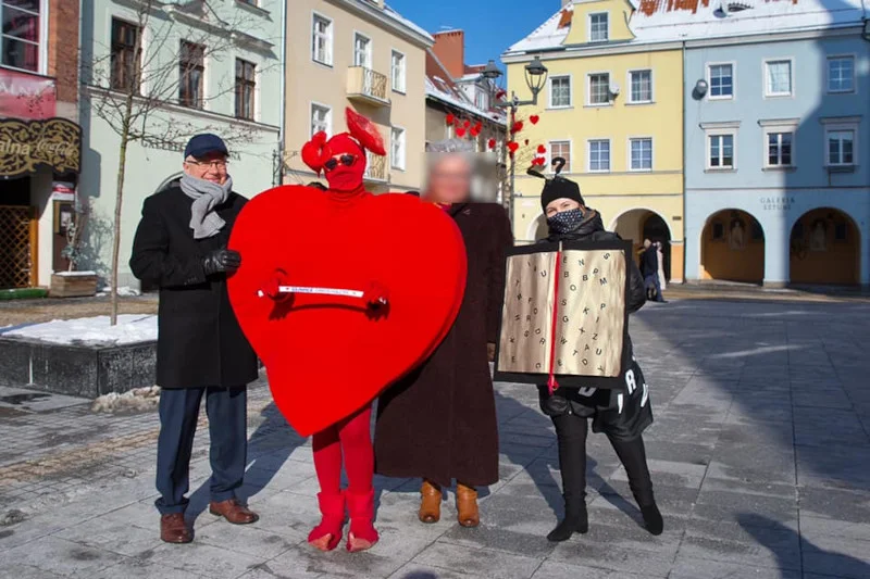 Prezydent Gliwic nie miał maseczki, kiedy spotykał się z mieszkańcami miasta. Nie zachowywał też dystansu.
