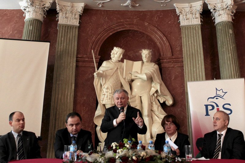 Konrad Szymański (drugi od lewej). Działalność polityczną zaczynał w Poznaniu