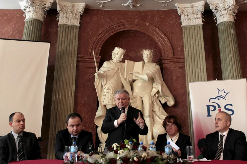 Konrad Szymański (drugi od lewej). Działalność polityczną zaczynał w Poznaniu