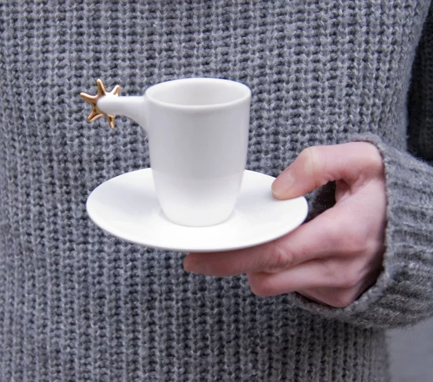 Porcelanowa filiżanka do espresso z ostrogą pomalowaną prawdziwym złotem