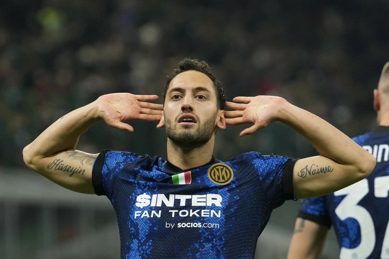 Hakan Calhanoglu tak skierował się w stronę kibiców Milanu po golu dla Interu w niedzielnych derbach Mediolanu.