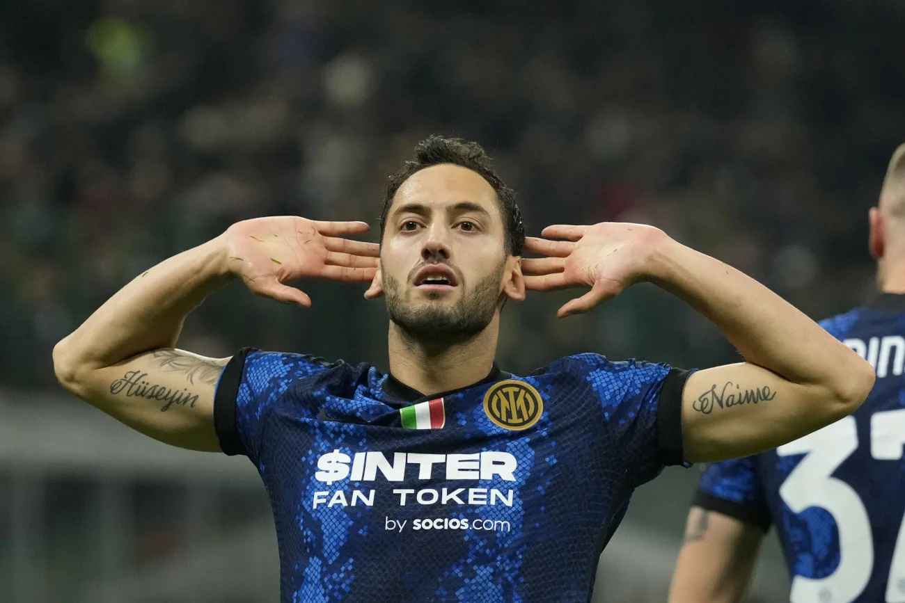 Hakan Calhanoglu tak skierował się w stronę kibiców Milanu po golu dla Interu w niedzielnych derbach Mediolanu.