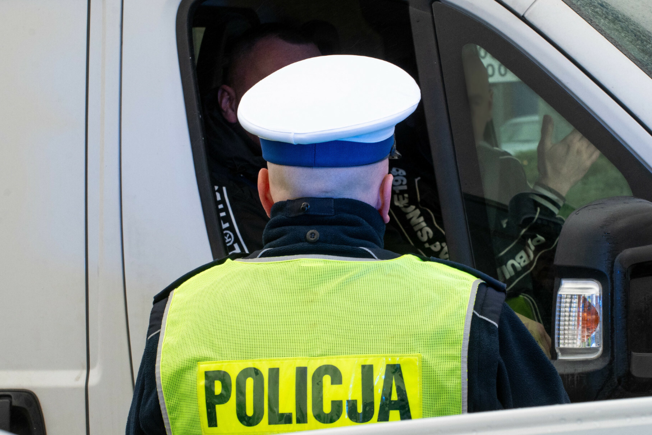 Naga i nieprzytomna kobieta znaleziona w centrum Warszawy. Mamy komentarz policji.