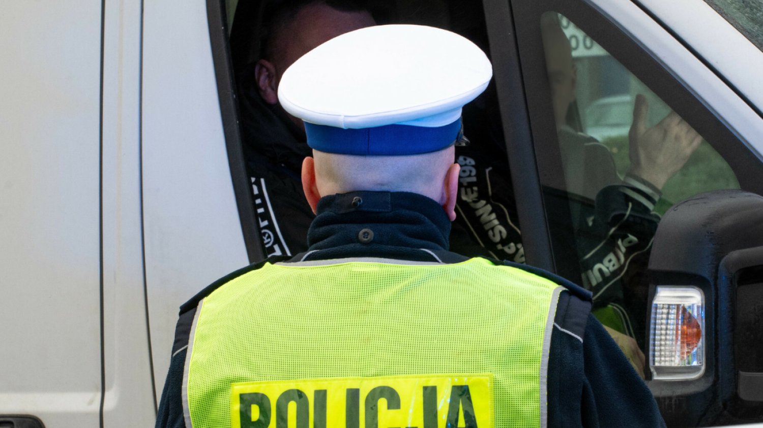 Naga i nieprzytomna kobieta znaleziona w centrum Warszawy. Mamy komentarz policji.