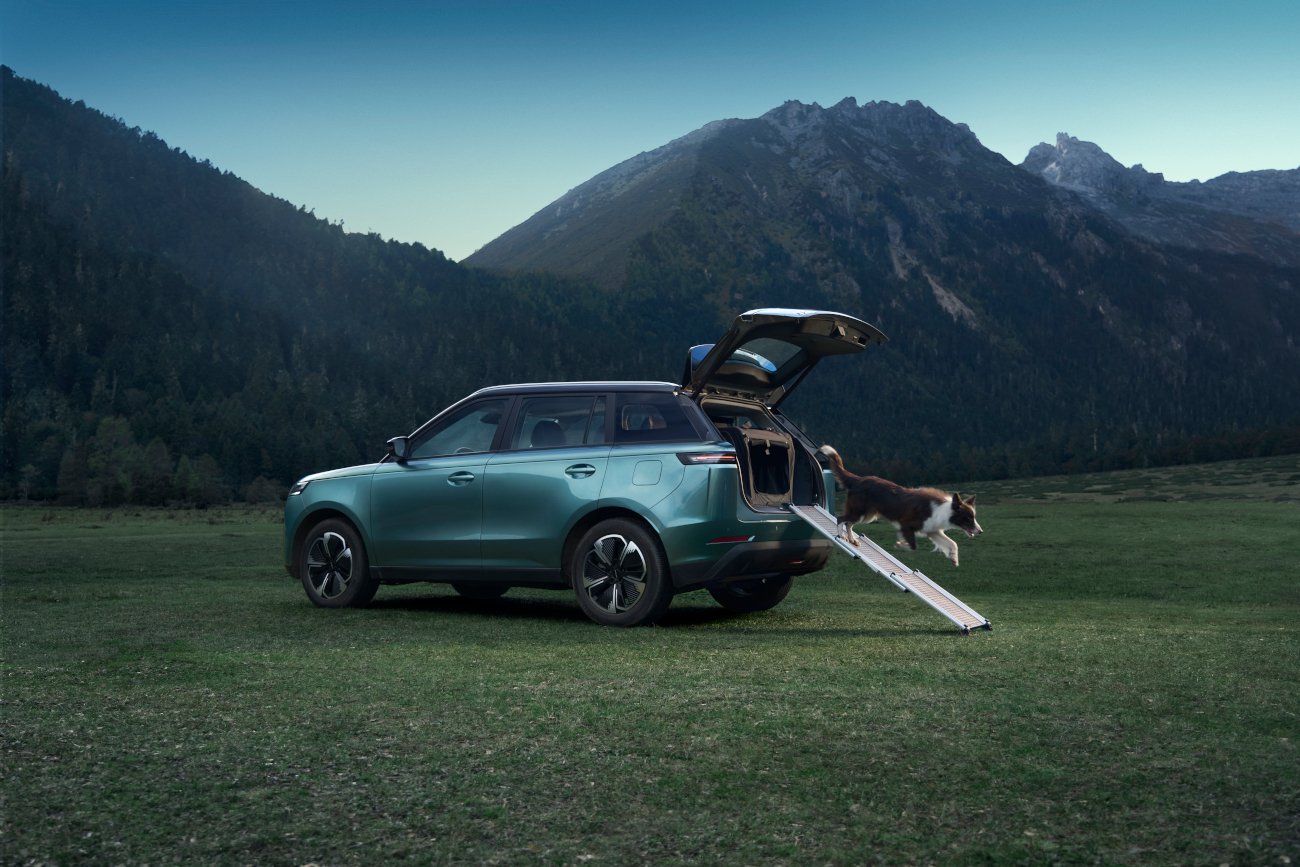 JAECOO J5 redefiniuje podróże z pupilem – pet-friendly opcje dla zwierząt na pokładzie