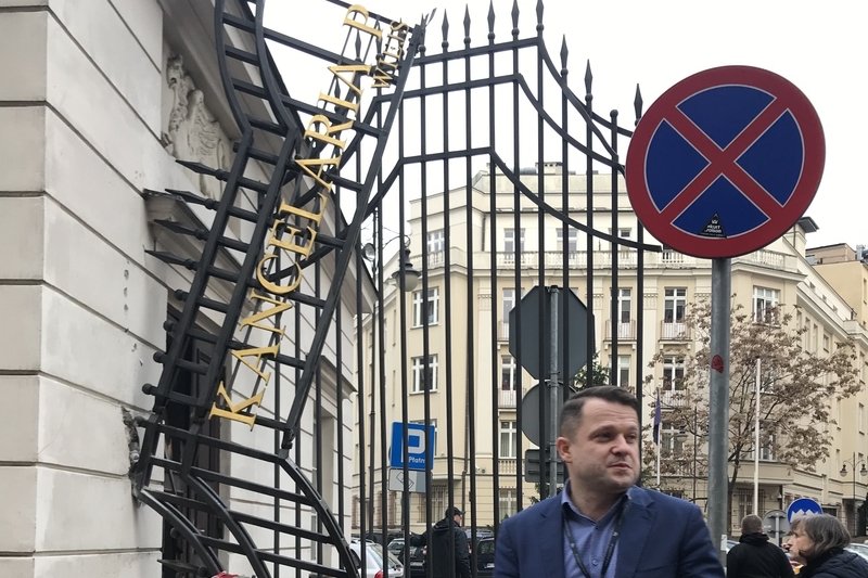 W piątek ok. 14:00 TIR zawadził o bramę Kancelarii Prezydenta. Została całkowicie zniszczona.