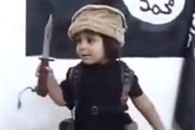 Uwieczniony na filmie chłopiec ma około 3 lat