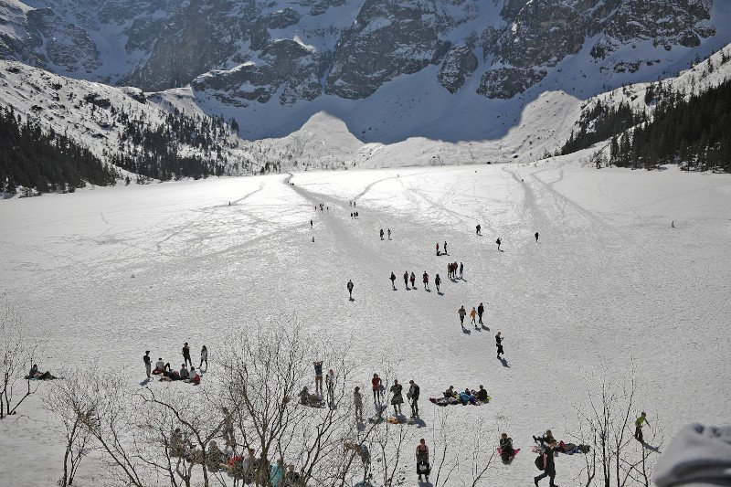Pod turystami na Morskim Oku załamał się lód. A tak było w 2019 roku.