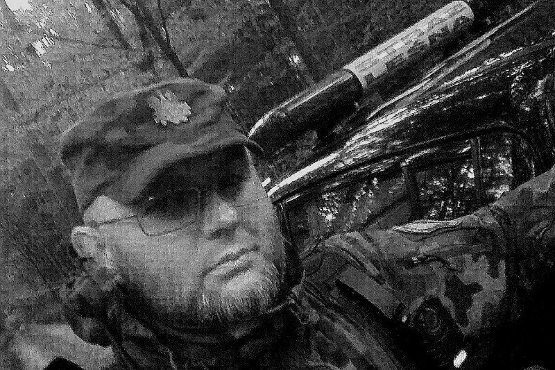 Komendant Łukasz Adamski publicznie oskarża ekologów z Puszczy Białowieskiej o to, że protestują za pieniądze. Poza tym wyzywa ich od ekobrudasów i ekoterrorystów.