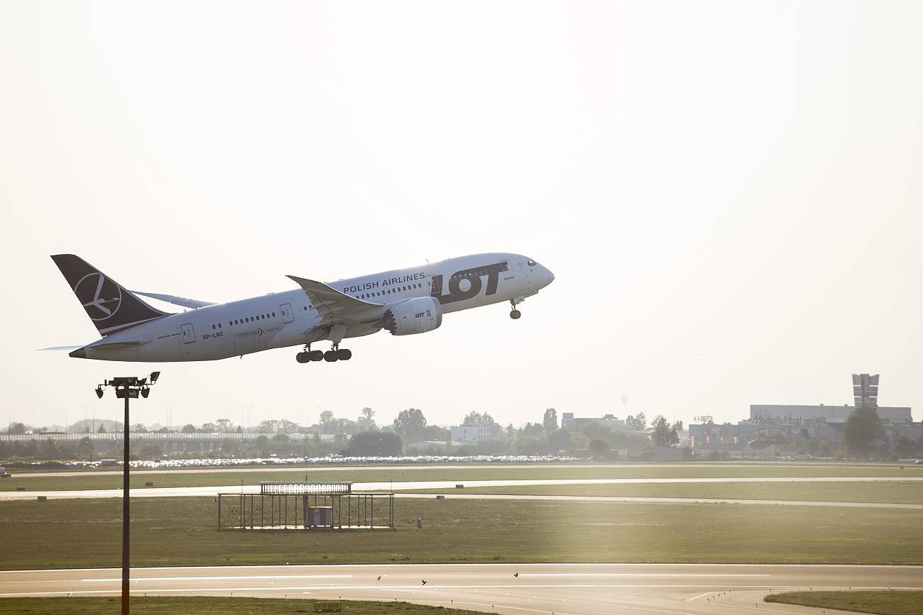 Sytuacja w Afganistanie wpływa na bezpieczeństwo podróży do państw azjatyckich. W PLL LOT zdecydowano o zmianie tras, które dotąd przebiegały nad Afganistanem.