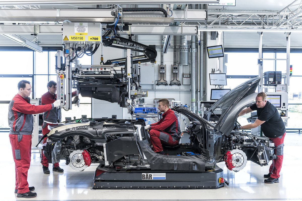 Pracownicy fabryki Audi Sport podczas składania modelu R8.