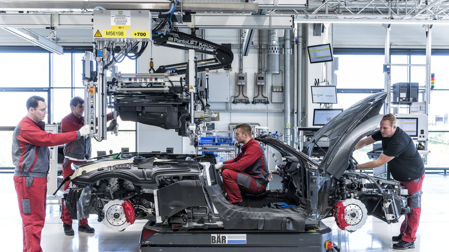 Pracownicy fabryki Audi Sport podczas składania modelu R8.