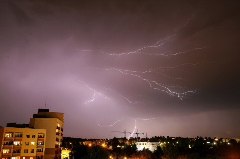 Alerty IMGW przed burzami, ulewami i silnym wiatrem