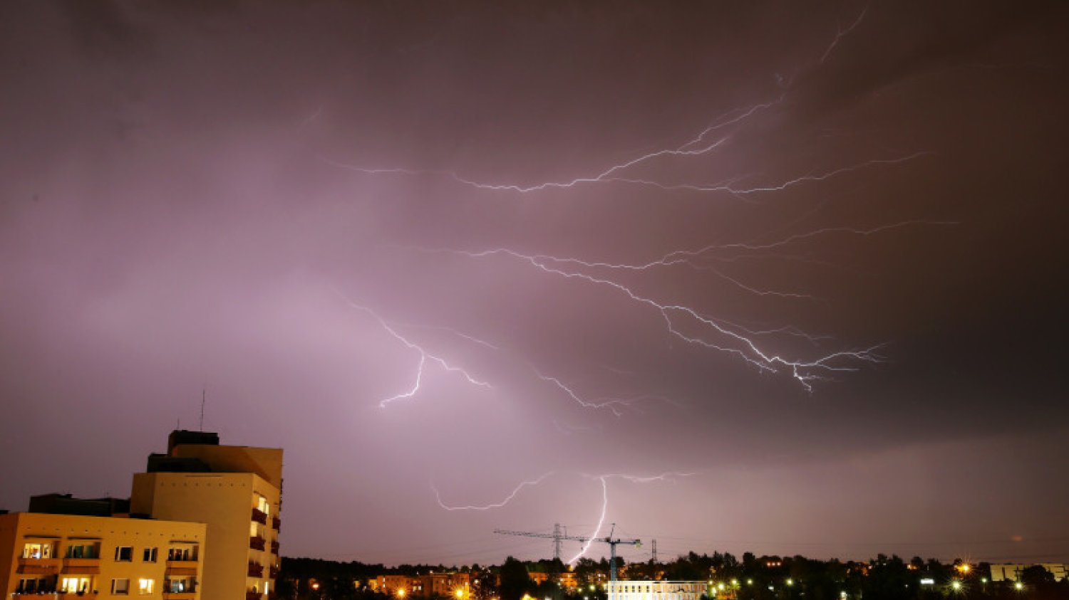 Alerty IMGW przed burzami, ulewami i silnym wiatrem