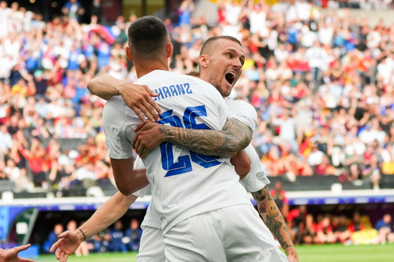 Słowacy świętują zdobycie bramki w meczu z Belgią