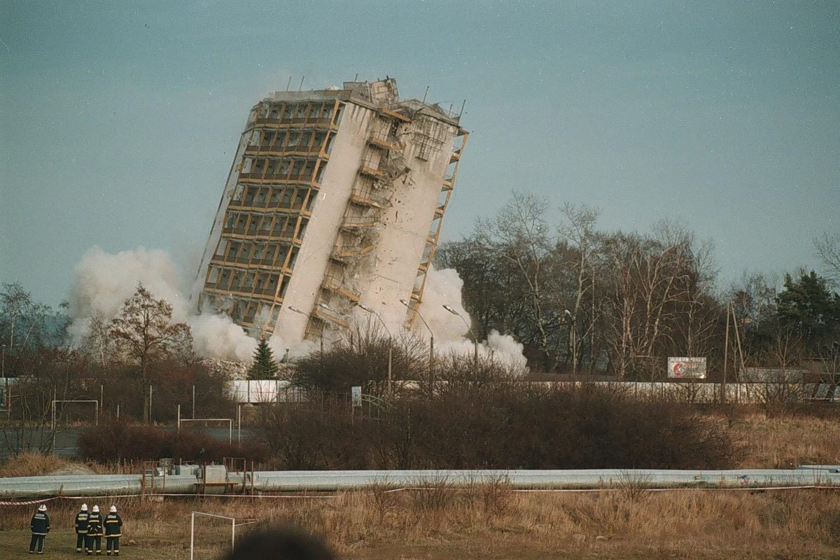 Wyburzanie wieżowca ZREMB-u w Sopocie w 1991 roku.