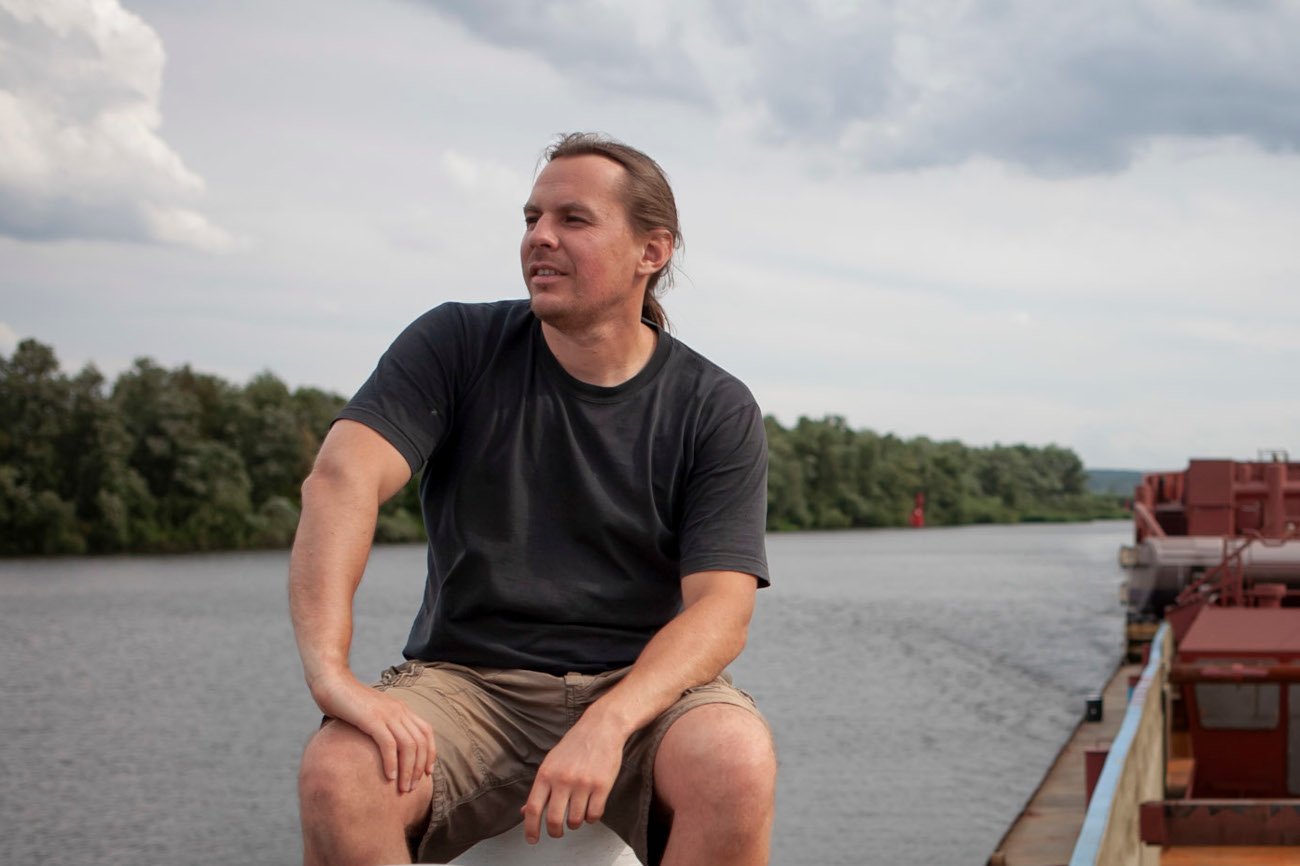 Mikołaj Nowacki na barce podczas tygodniowego rejsu transportowego Odrą. Szczecin, 2009 r.