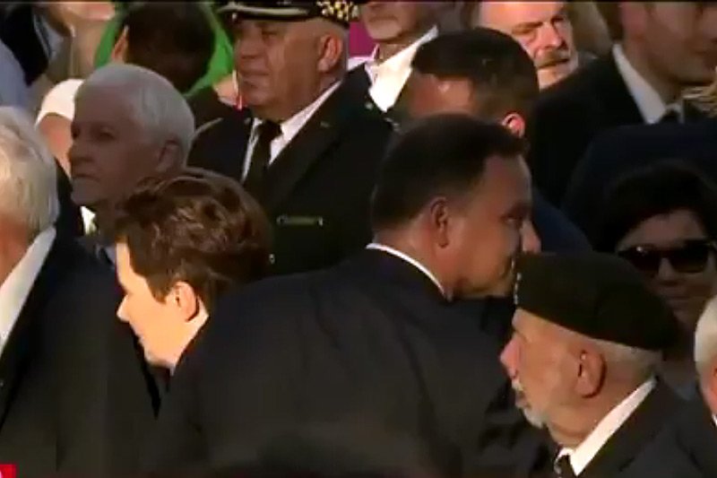Prezydent Andrzej Duda wykonał bardzo wymowny gest podczas mszy z okazji obchodów 73. rocznicy wybuchu Powstania Warszawskiego. Nie przekazał znaku pokoju Hannie Gronkiewicz-Waltz z PO.