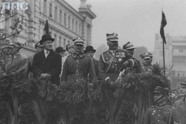 Żeby opis był pełny ktoś musi rozpoznać wszystkich oficjeli na zdjęciu.