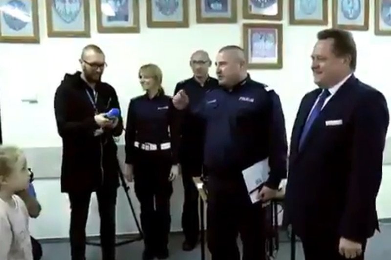 Policjanci, dzieci i młodzież Sokółki mieli powitać wiceministra Zielińskiego gromkim "czołem panie ministrze". Akcją dowodził komendant powiatowej komendy policji w Sokółce.