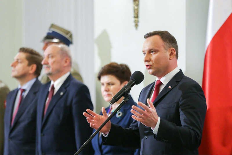 Andrzej Duda powinien użyć autorytetu swojego urzędu.
