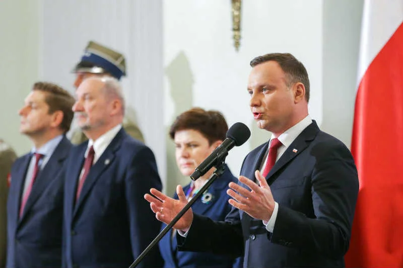 Andrzej Duda powinien użyć autorytetu swojego urzędu.