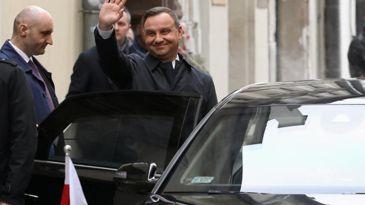 Prezydent Andrzej Duda ma silniejszą pozycję po dwóch wetach - wynika z sondażu IBRiS