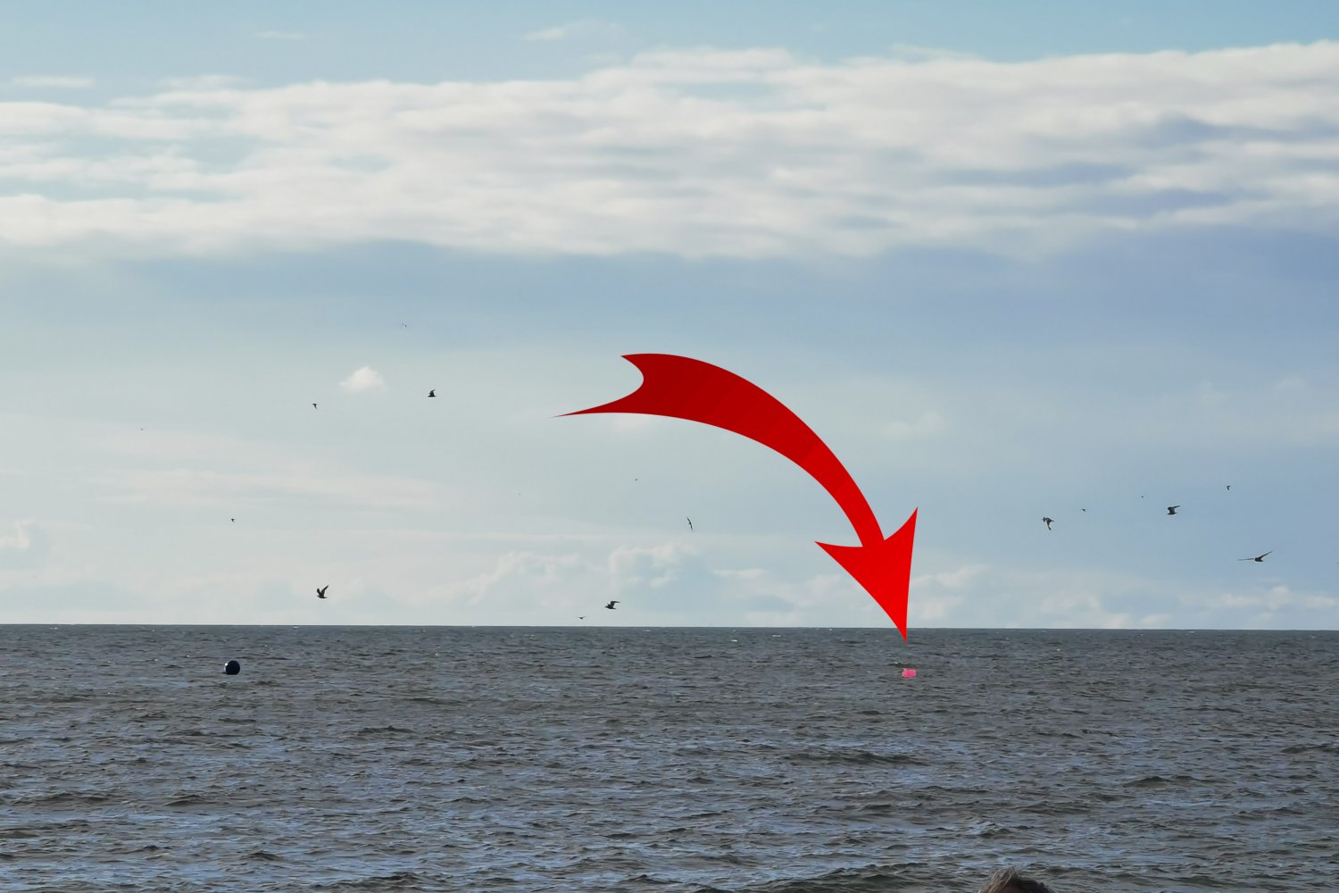 Ten różowy materac z dwójką nastolatek oddalał się od brzegu przez około godzinę.