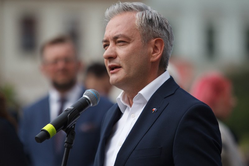 Robert Biedroń krytykuje Rafała Trzaskowskiego i nie wszystkim się to podoba.