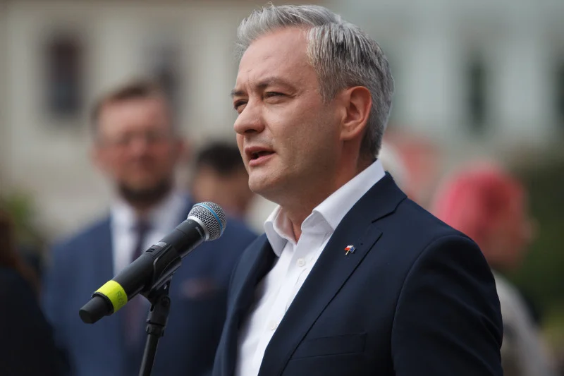 Robert Biedroń krytykuje Rafała Trzaskowskiego i nie wszystkim się to podoba.