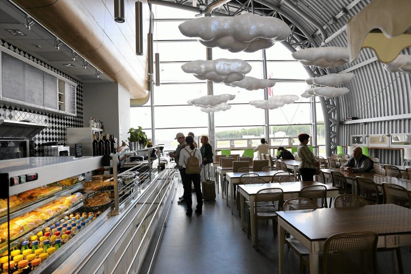 Większość handlu na polskich lotniskach przejęła jedna firma. Dla nich woda po 9 zł to nic dziwnego. (na zdjęciu lotnisko w  Modlinie)