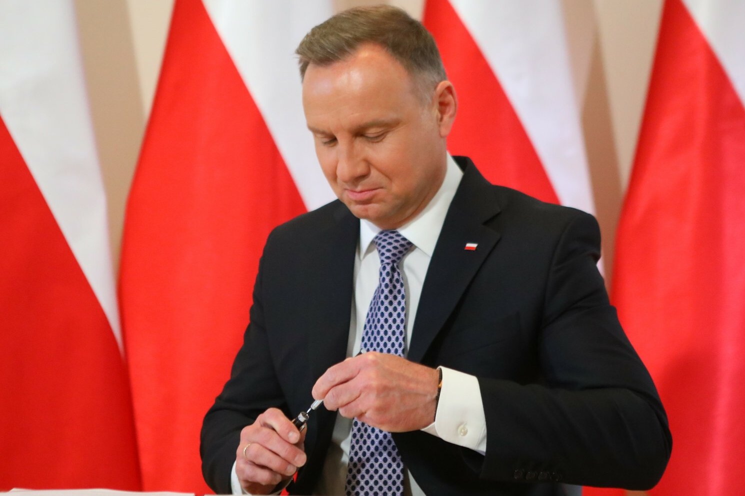 Duda przypomniał sobie o groźbach wobec Tuska? Zwrot ws. podpisanych ustaw.