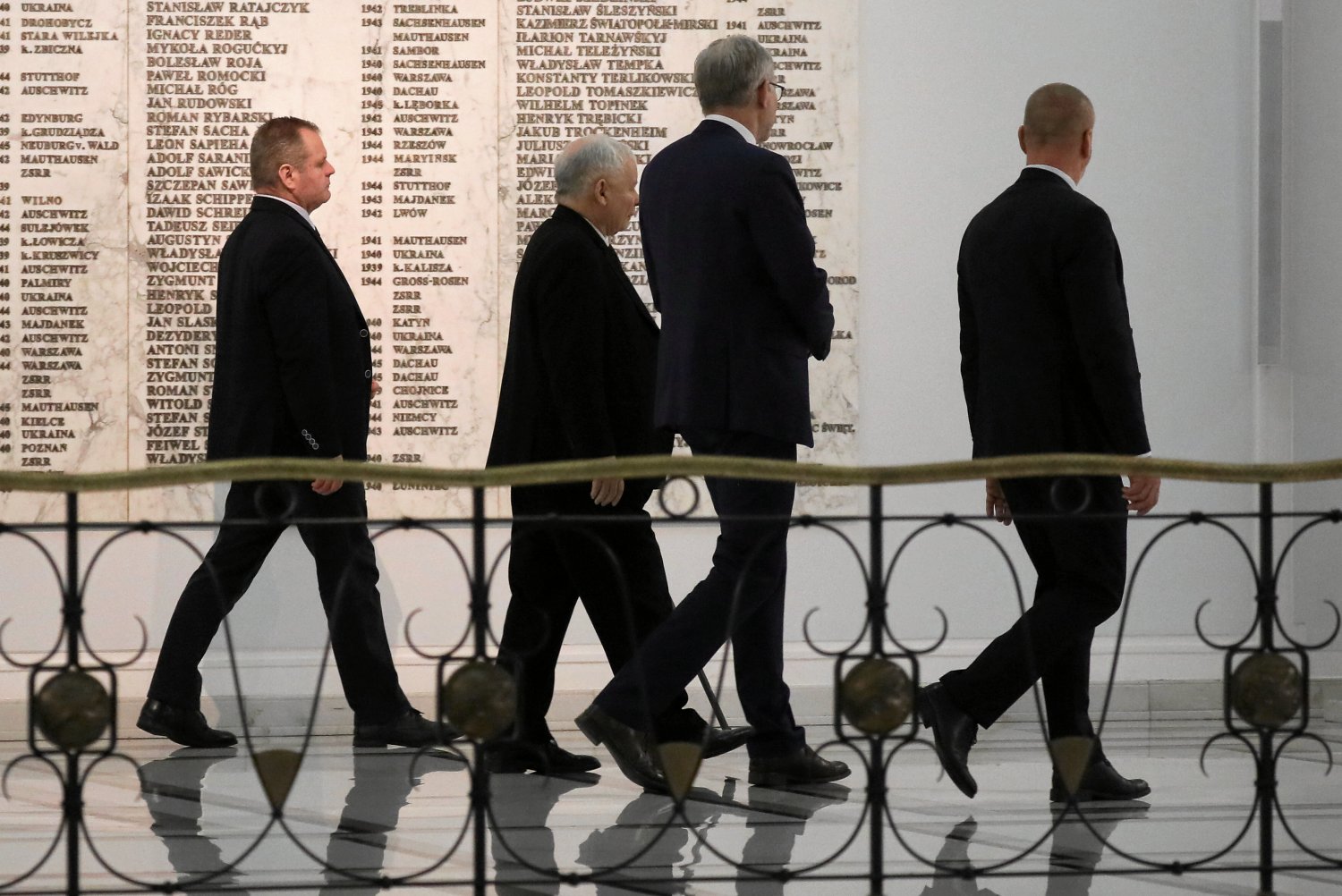 Zbadano jaka część Polaków jest zdania, że PiS może doprowadzić do polexitu.