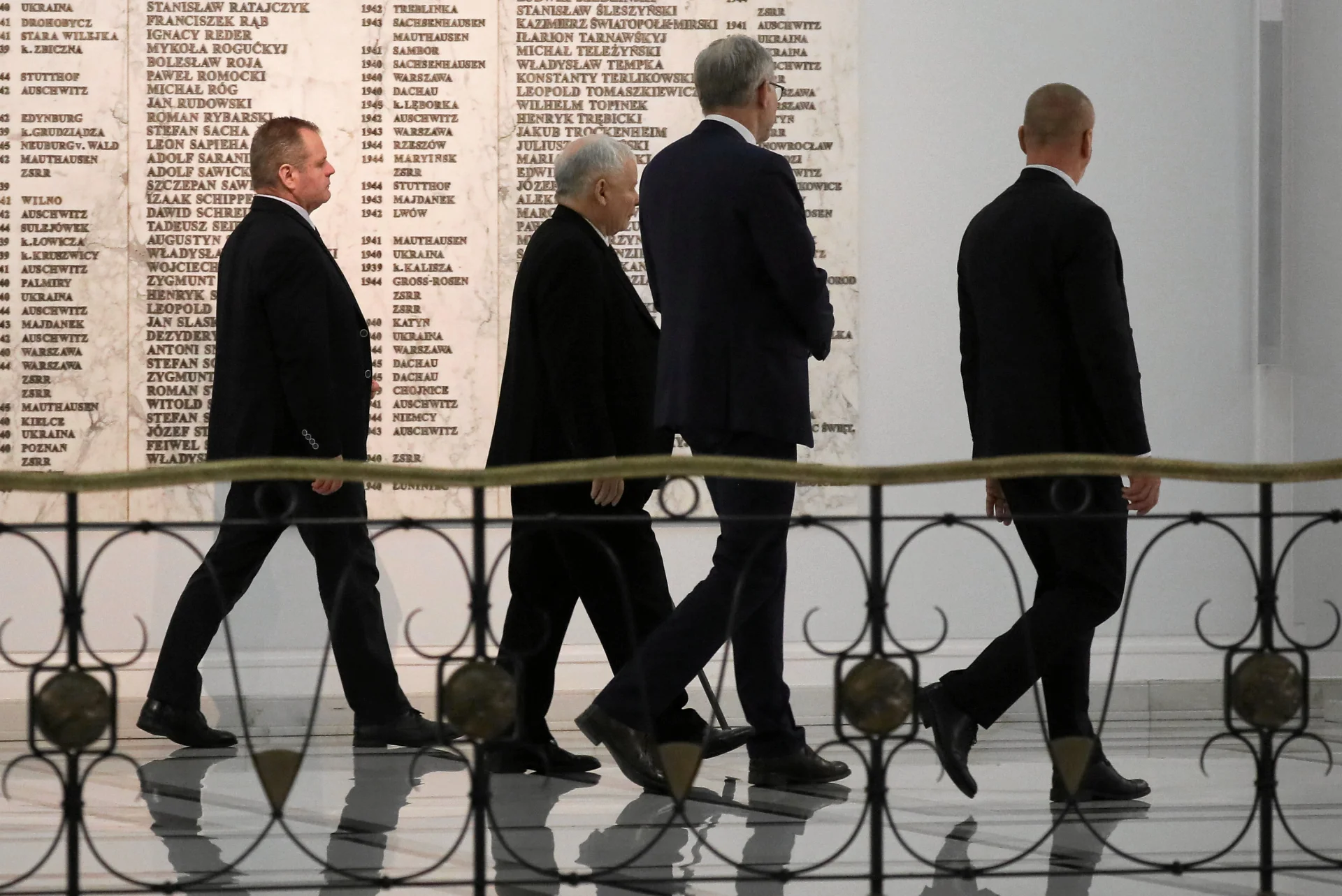 Zbadano jaka część Polaków jest zdania, że PiS może doprowadzić do polexitu.