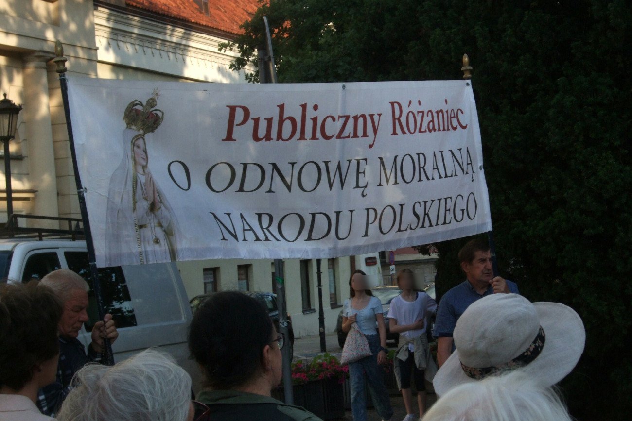 Publiczne odmawianie różańca coraz częściej widoczne jest na ulicach polskich miast.