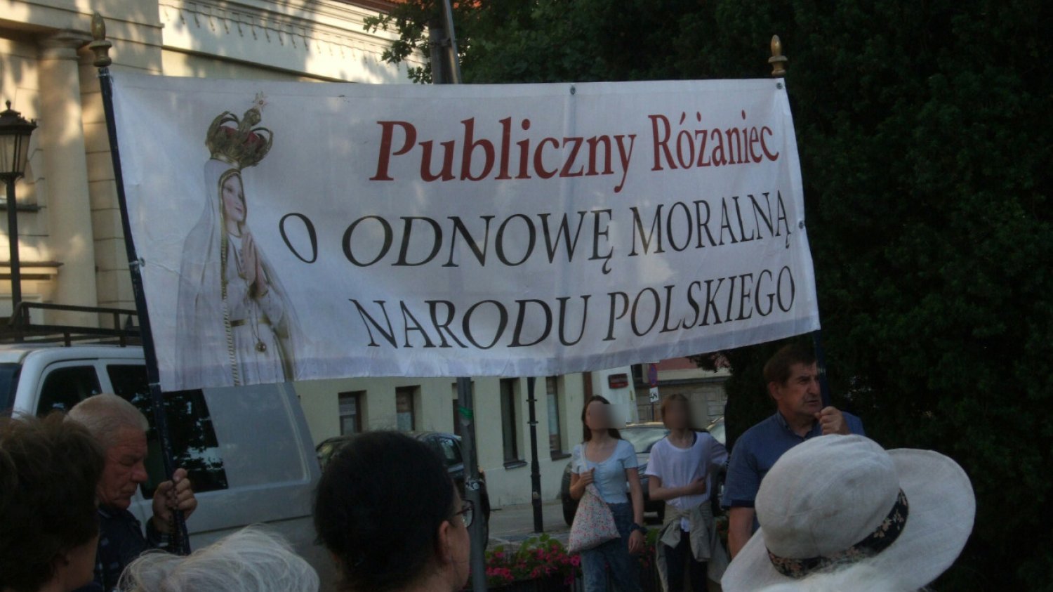 Publiczne odmawianie różańca coraz częściej widoczne jest na ulicach polskich miast.