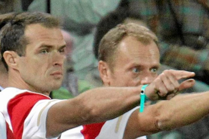 Minister Transportu Sławomir Nowak i premier Donad Tusk podczas meczu charytatywnego Politycy - Gwiazdy TVN.