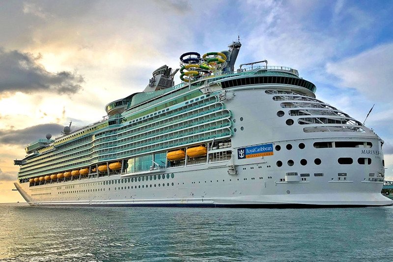 Dziadek przypadkowo zrzucił 1,5-roczną wnuczkę z okna ogromnego wycieczkowca Royal Caribbean.